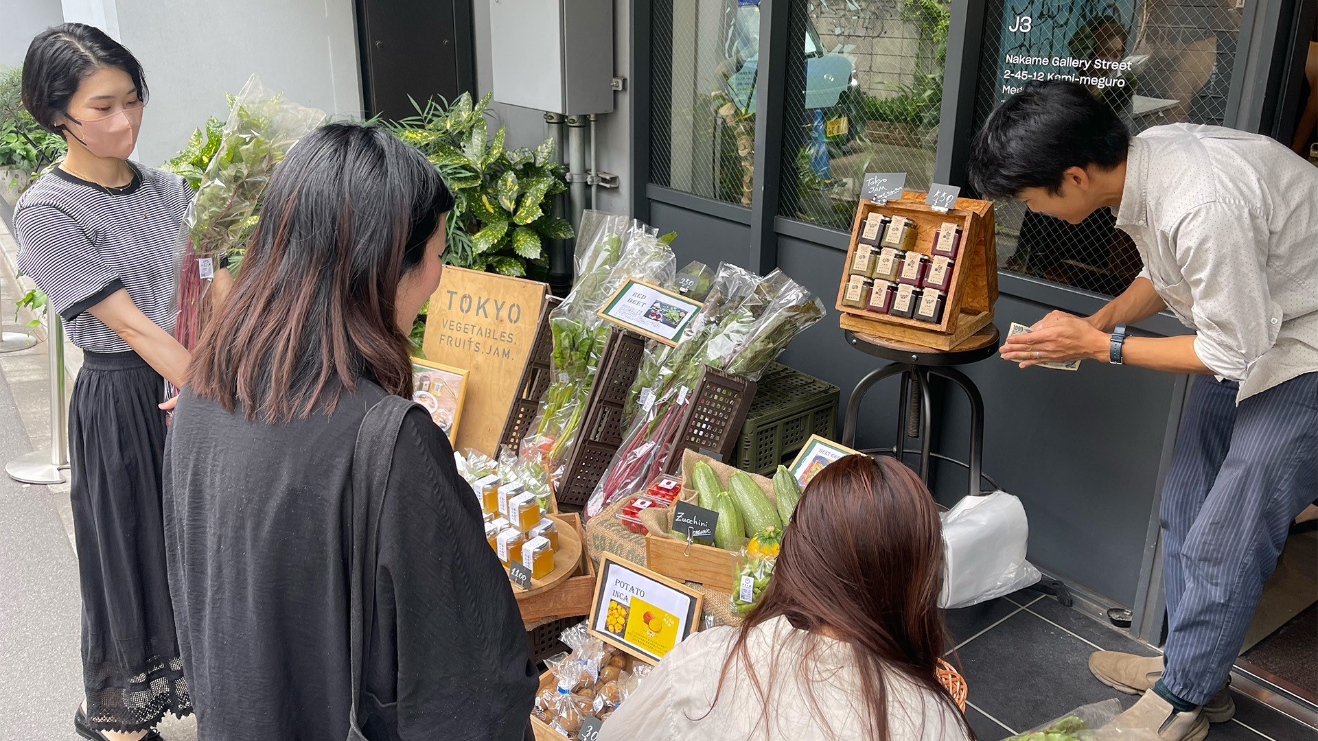 Farmers from CSA Loop selling fruits and vegetables outside the Fabric office.